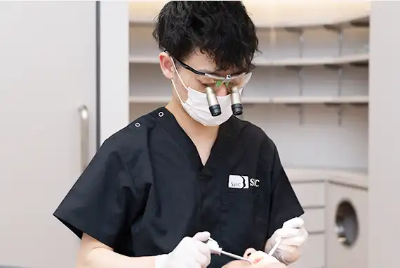 治療する歯科医師