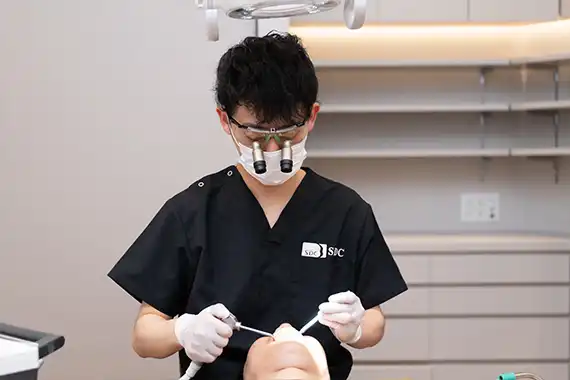 治療する歯科医師