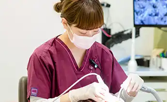処置を行う歯科衛生士