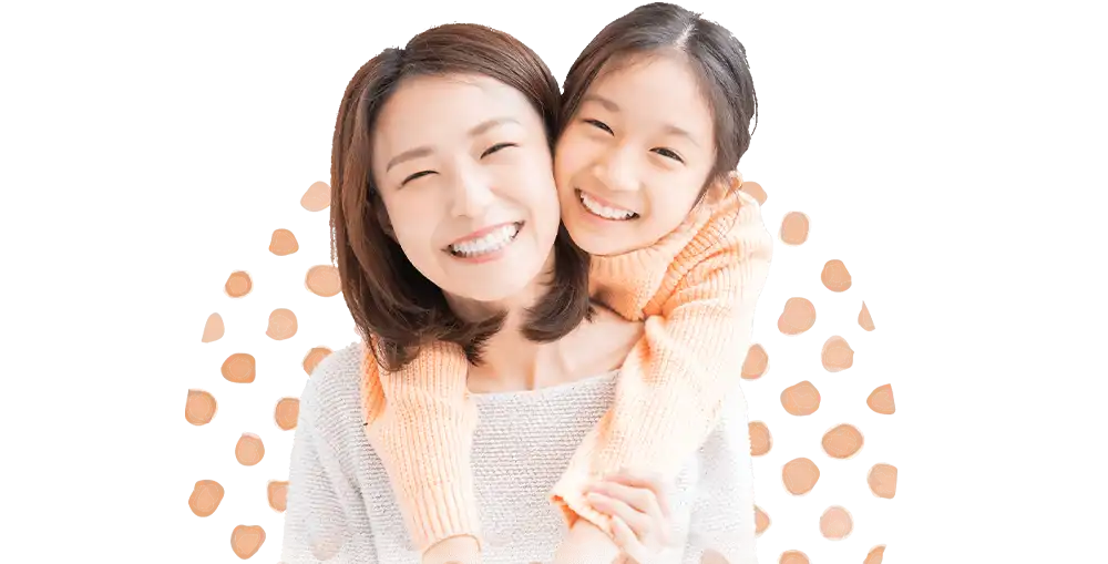 笑顔でおんぶする親子