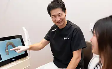 笑顔で丁寧な説明を行う理事長