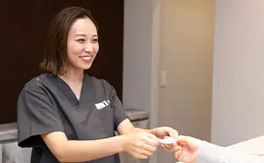 女性のスタッフによるカードの受け渡し