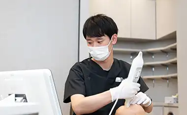 男性スタッフによる口腔内スキャナーの使用
