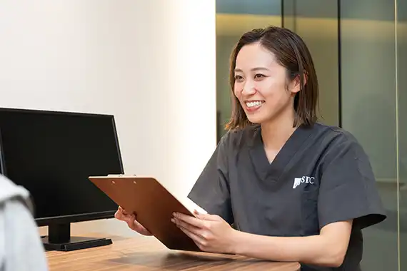 カウンセリングを行う医師