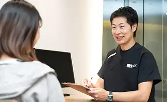 カウンセリングを行う医師
