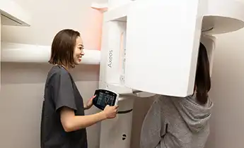 歯科用CTを撮る医師と患者