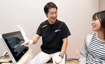 説明をする医師と患者
