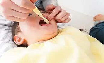 歯みがきを受ける子ども