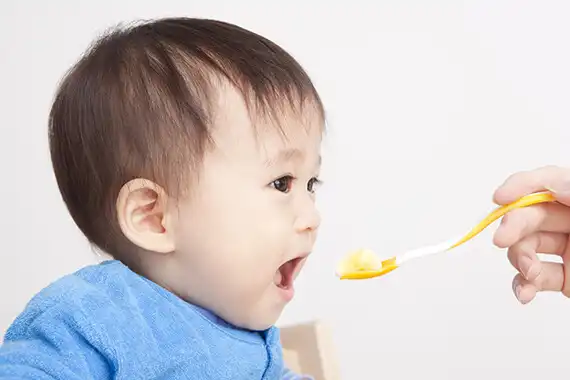 食事をする子ども