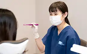 ブラッシング指導をする歯科衛生士