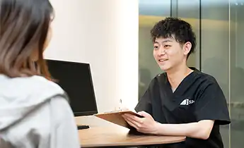 カウンセリングを行う歯科医師