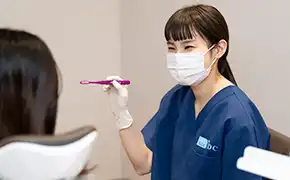 ブラッシング指導をする歯科衛生士