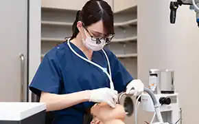 処置を行う歯科衛生士