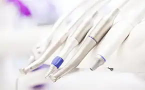 処置を行う歯科衛生士